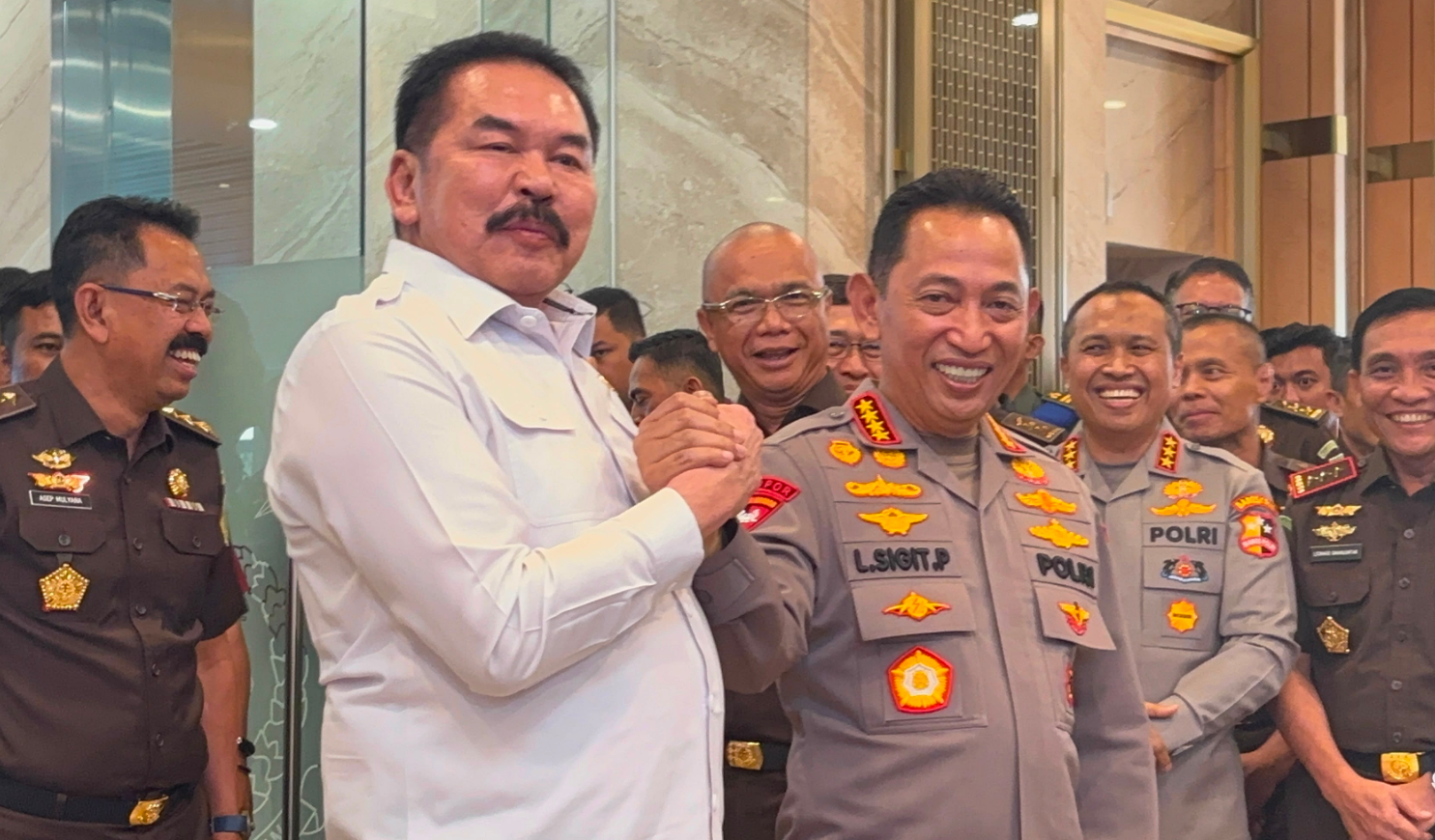 Kapolri dan Jaksa Agung Mesra Salam Komando, Tegaskan Tak Ada Konflik