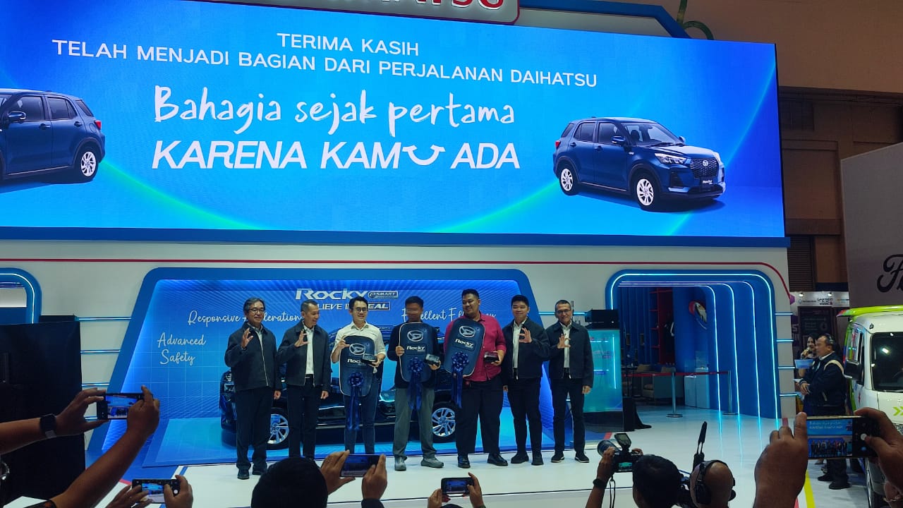 Daihatsu Bawa Tema Bahagia di GJAW 2025, 3 Konsumen Rocky Hybrid Lakukan Serah Terima