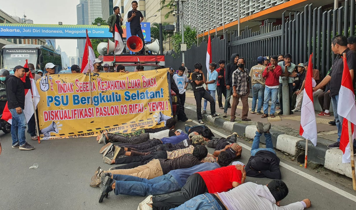 Massa Tuntut Bawaslu RI Turun Tangan, Tindak Tegas Modus Baru Kejahatan Besar pada PSU Bengkulu Selatan