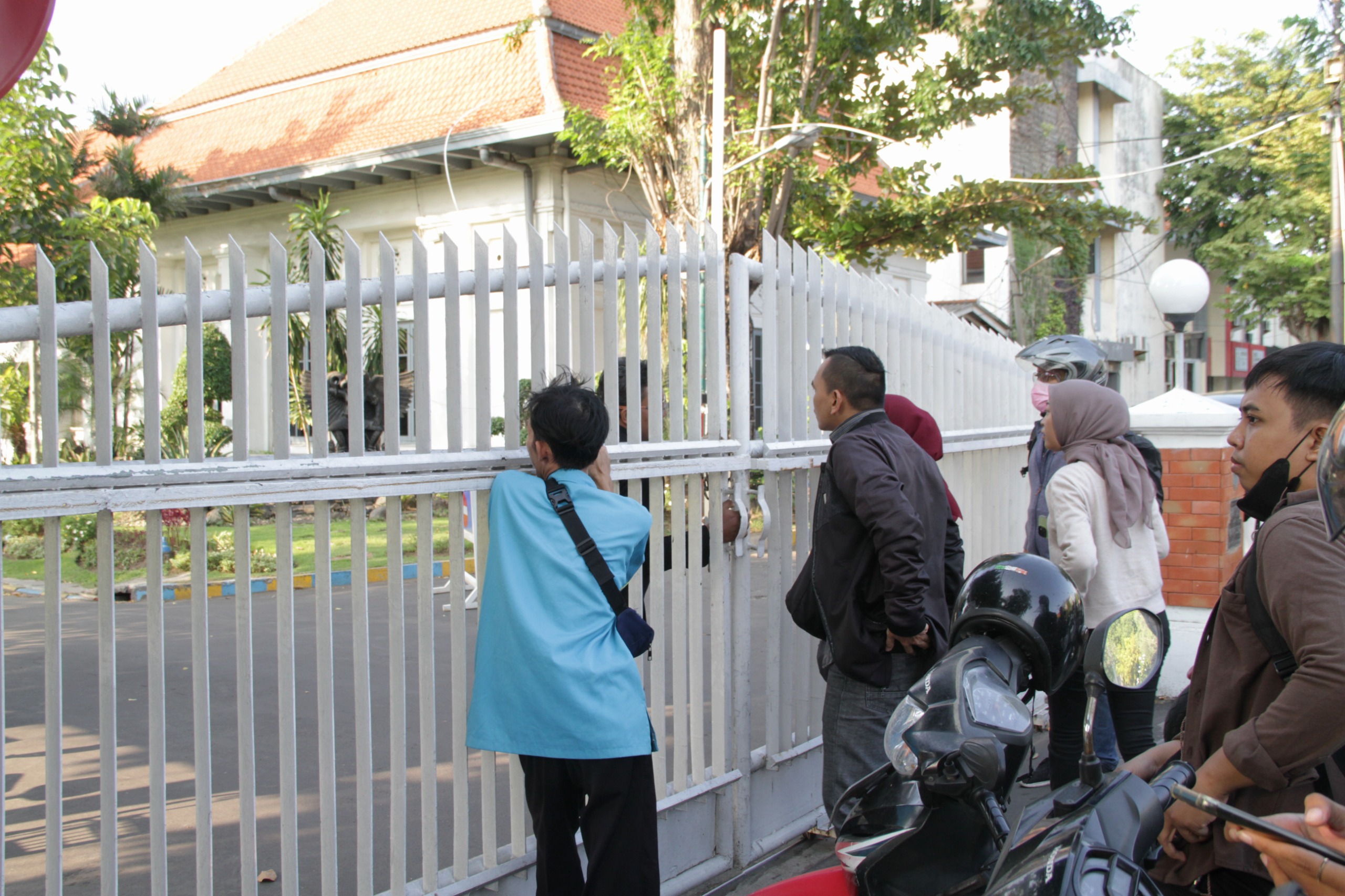 Sempat Tak Kondusif, Prof Bus Dilarang Gelar Konpers di Halaman FK Unair setelah Menyerahkan Surat Keberatan ke Rektor!