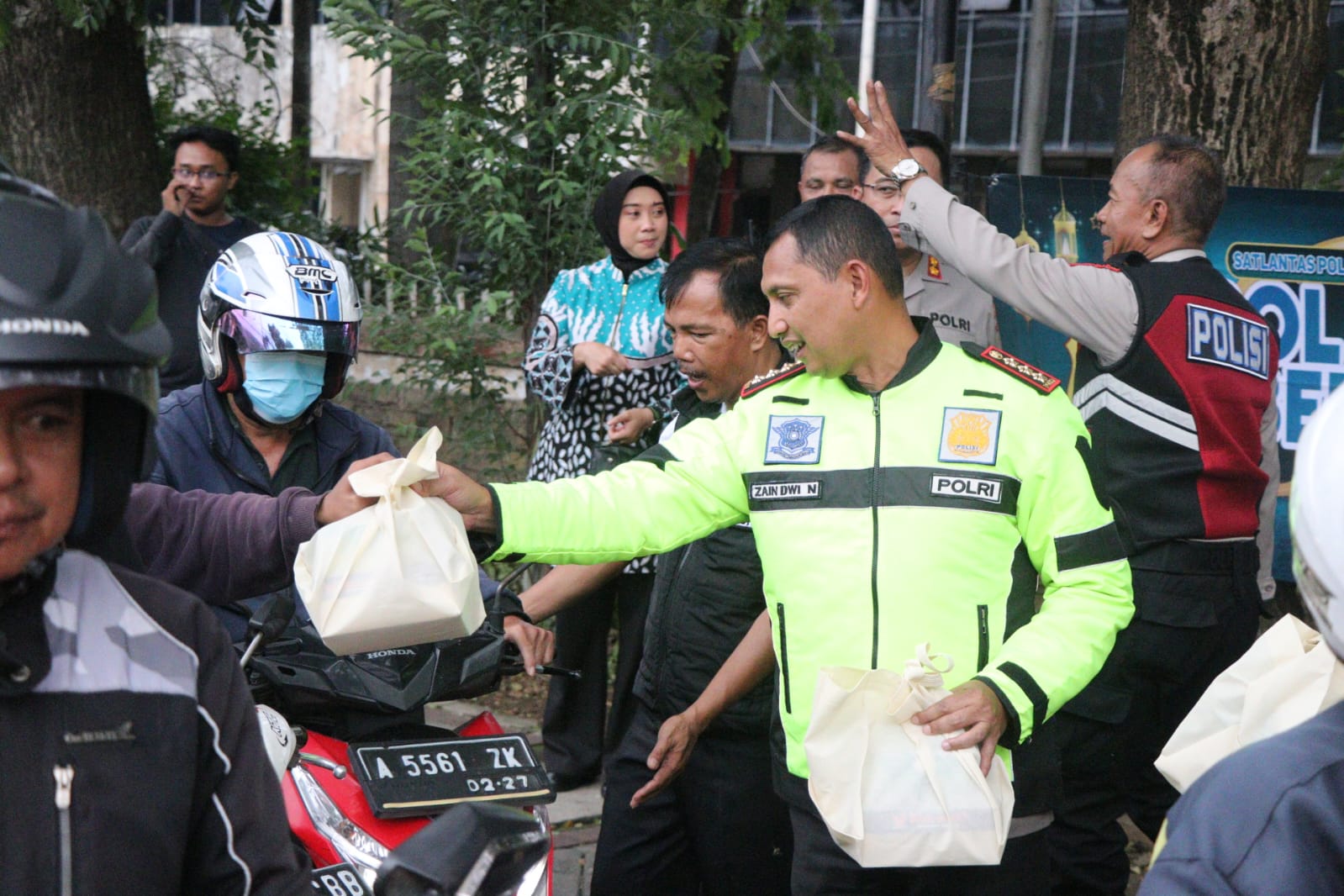Berbagi di Ramadan, 200 Takjil Polres Metro Tangerang Kota Ludes Diserbu Pengguna Jalan
