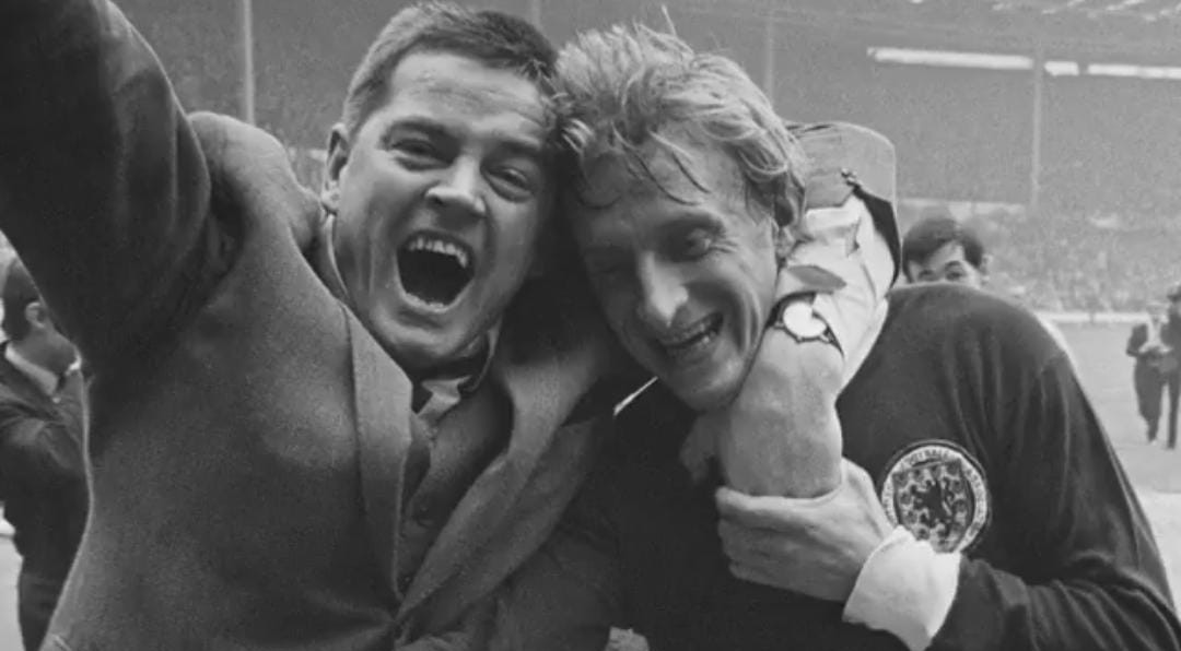 Perjalanan Legenda MU Denis Law, Perginya United Trinity Terakhir!