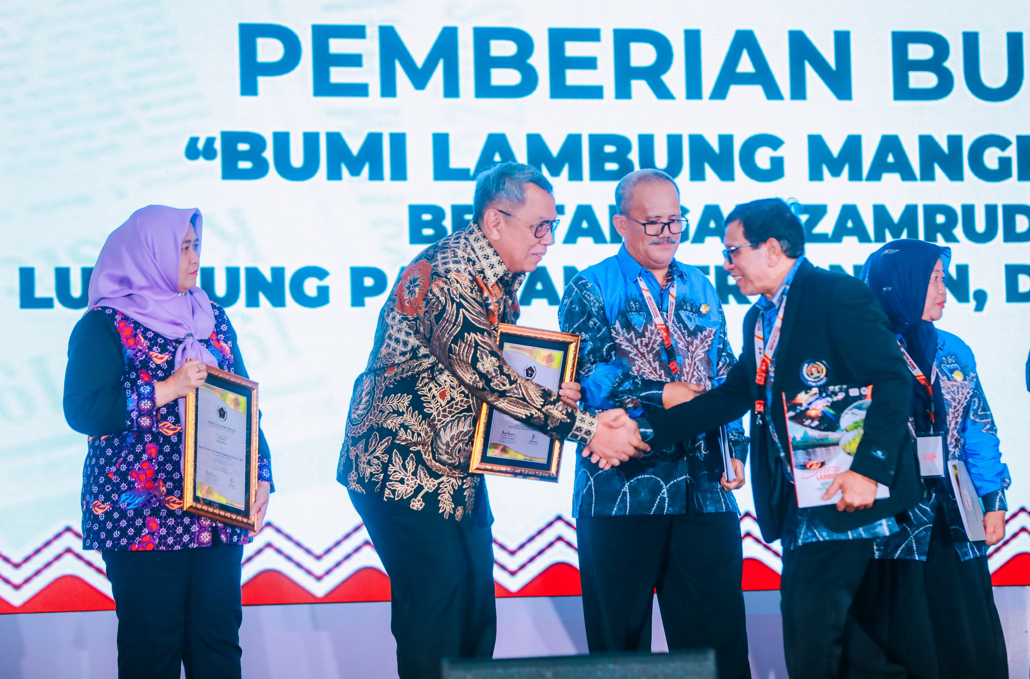 Peduli Terhadap Lingkungan Pers di Tangsel, Benyamin Dapat Pin Emas Dari PWI Pusat