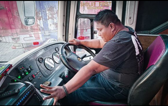 PO Kencana Segera Memperkenalkan Calon Driver Wanita, Rian Mahendra: Bakalan Bawa Bus Double Decker Scania