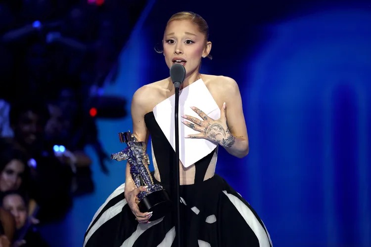 Ariana Grande Sabet Video of The Year di MTV VMA 2025, Ucapkan Terima Kasih ke Orang Ini!