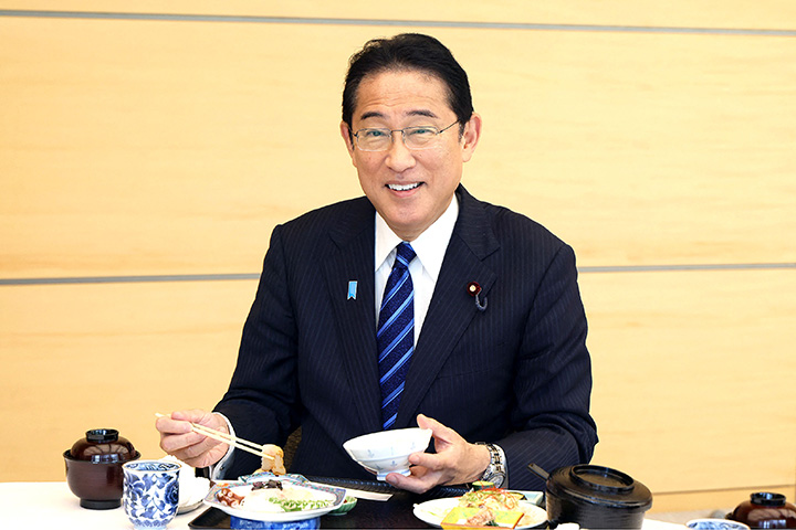 PM Jepang Fumio Kishida Asyik Nikmati ’’Ikan Fukushima,” Tetap Aman Meski Kena Limbah