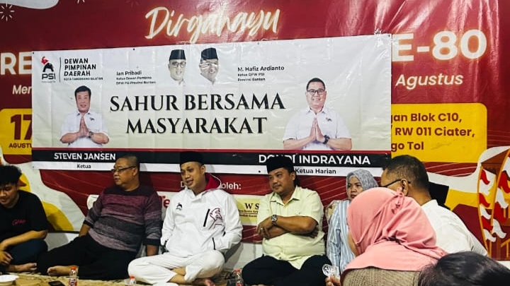 Pererat Silaturahmi, Ketua Dewan Pembina PSI Banten Sahur Bersama Warga
