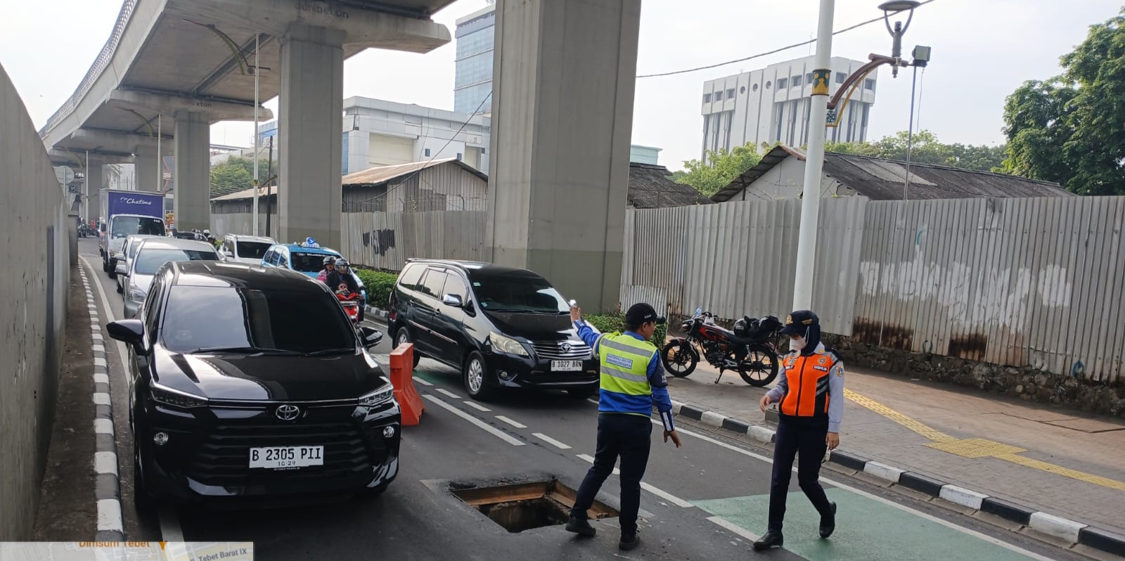 Keamanan Jalanan Jakarta Terancam: Penutup Saluran Air di Pancoran Raib di Pagi Hari