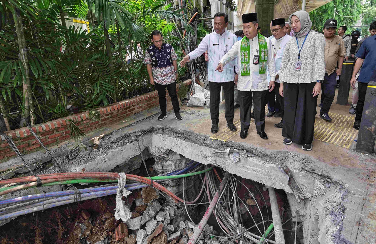 Bikin Mampet, Teguh Setyabudi Bakal Panggil Pemilik Kabel Utilitas yang Semrawut di Saluran Air