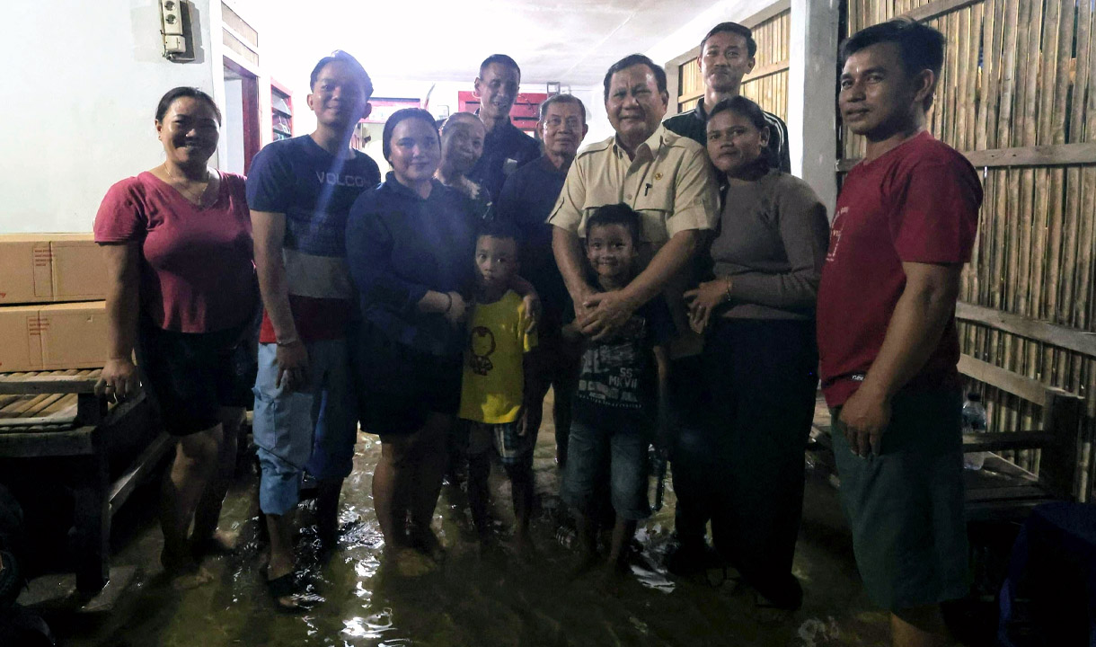 Prabowo Didoakan Warga Saat Cek Banjir Bekasi: Sehat Selalu, Bisa Memimpin Lebih Baik Lagi