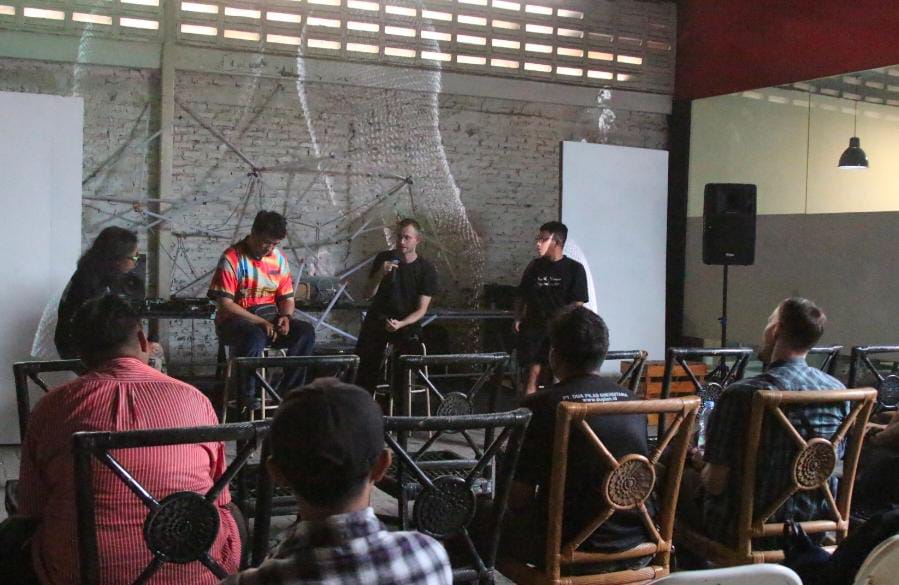 Knitting Glitch, Menganyam Bunyi dalam Musik Eksperimental di Surabaya