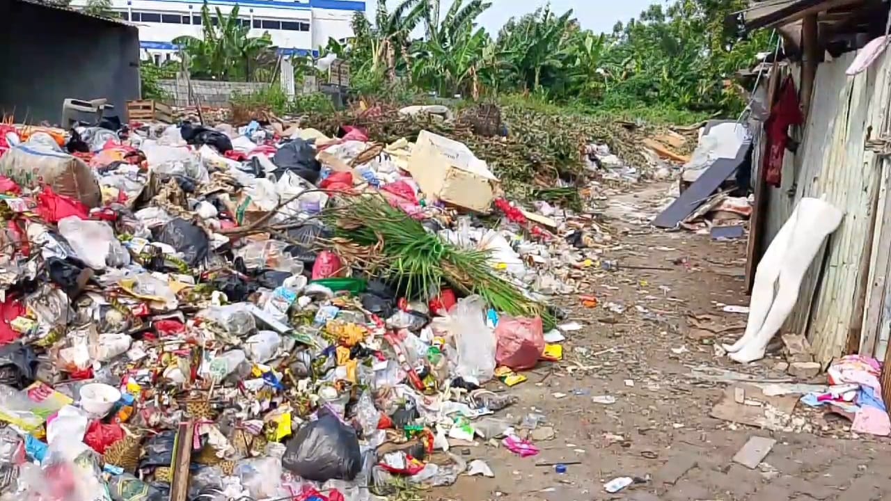 Dinas LH Kota Tangerang Kerahkan 5 Armada Angkut Sampah yang Tutupi Akses Jalan Rumah Warga di Karang Tengah