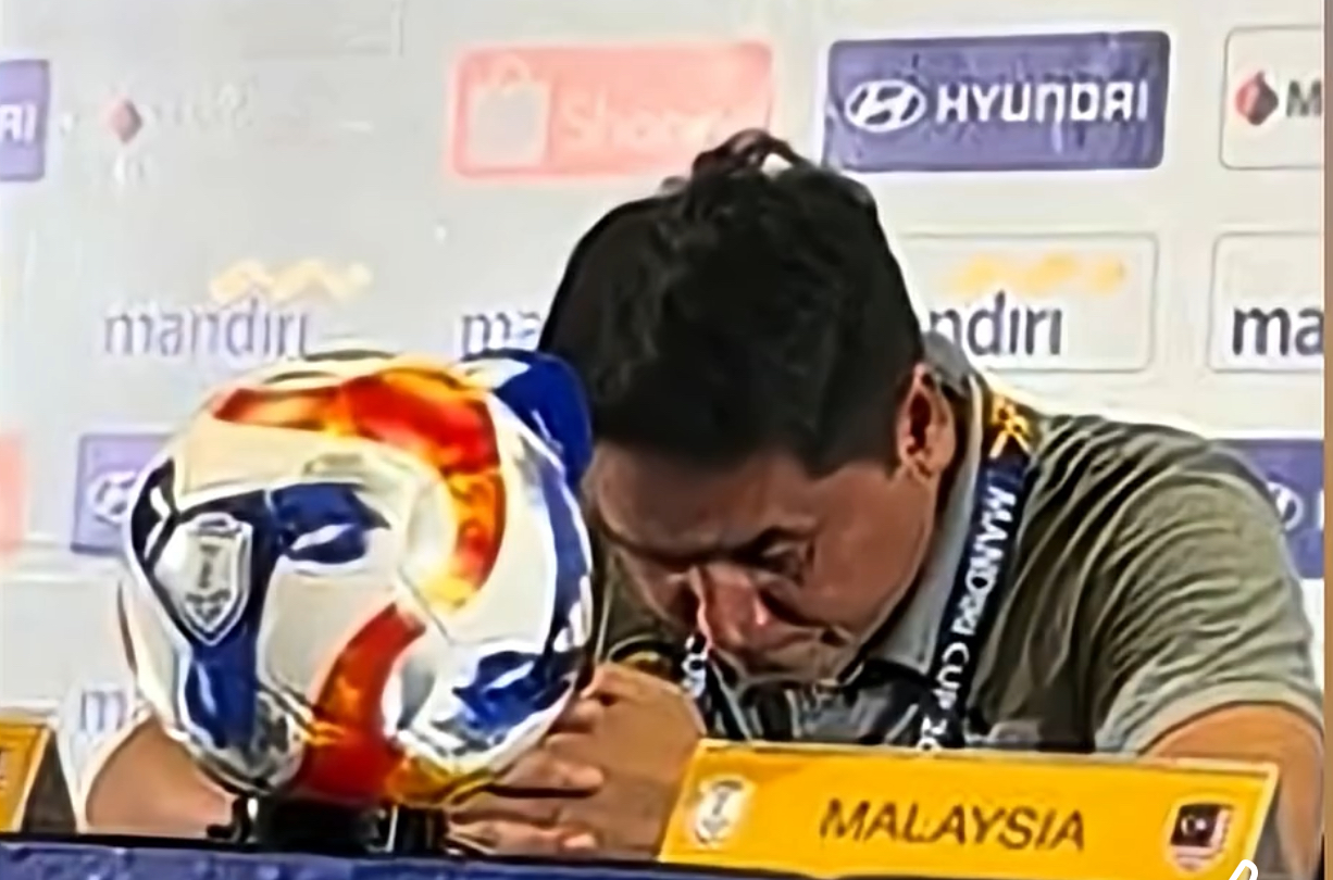 Pelatih Malaysia Menangis Usai Tersingkir dari Piala AFF U-23 2025, Netizen: Main Seperti Orang Bodoh
