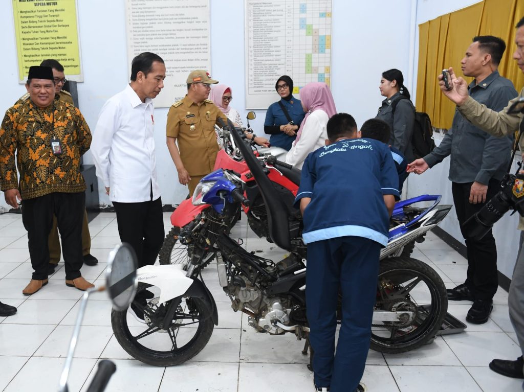 Jokowi Tinjau Fasilitas Teknik SMKN 2 Bengkulu, 'Kurang Memadai, Saya Akan Kirim Mobil dan Motor yang Baru!'
