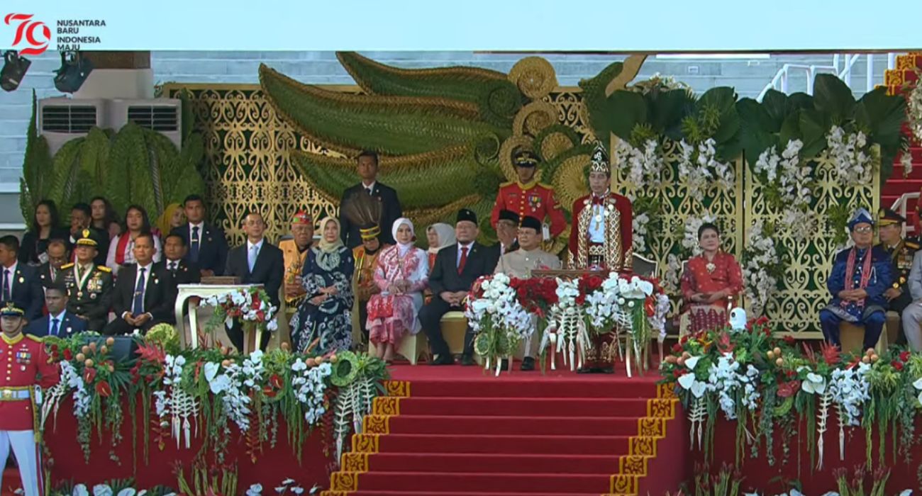 Joko Widodo dan Iriana Kenakan Baju Adat Banjarmasin pada Upacara Penurunan Bendera di IKN