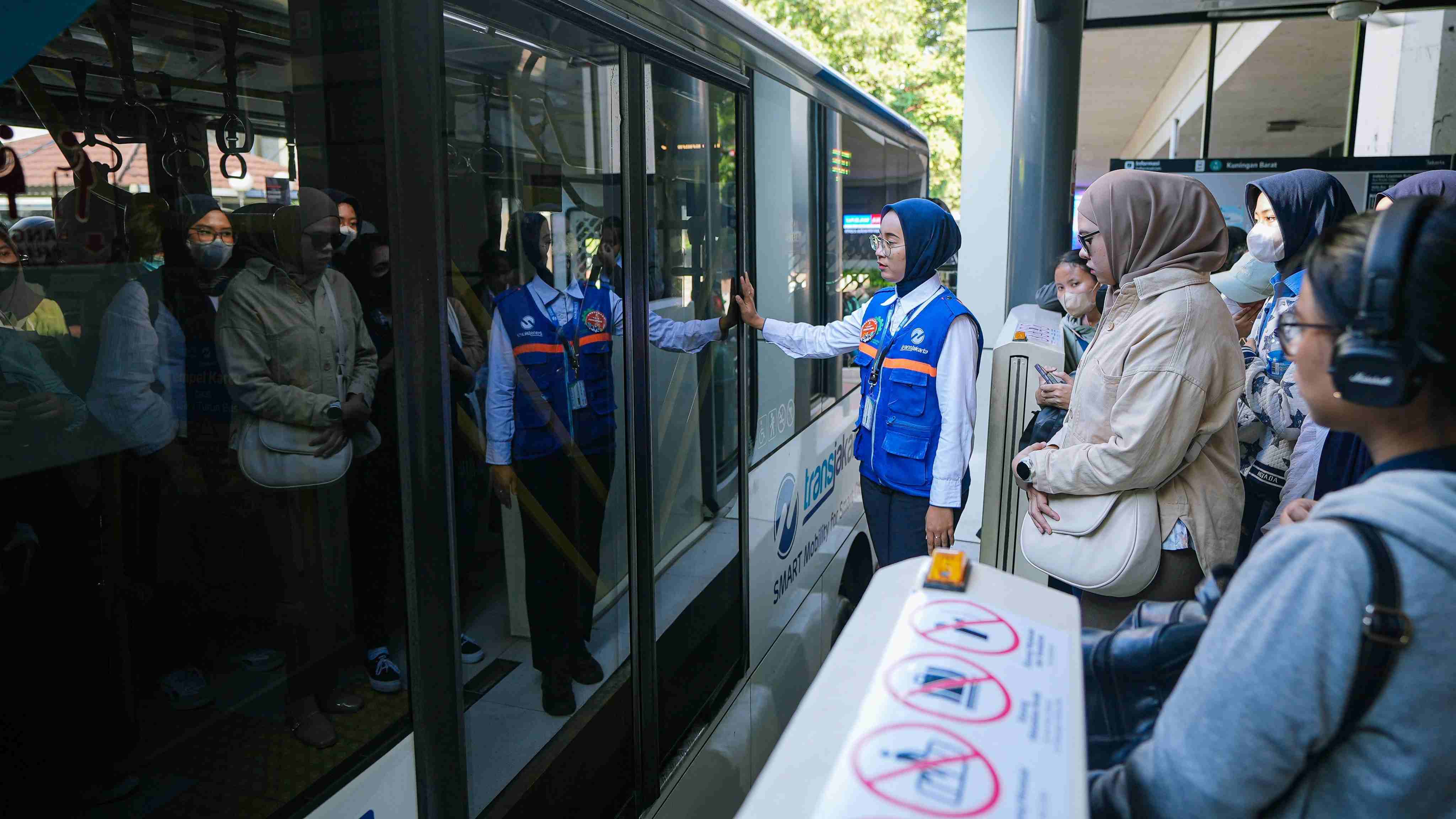 Simak Aturan Berbuka Puasa di Bus Transjakarta, Gak Ribet Kok!