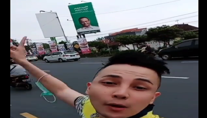 Viral! Pria Baju Kuning Tak Terima Ada Baliho Anies Baswedan Terpampang di Surabaya