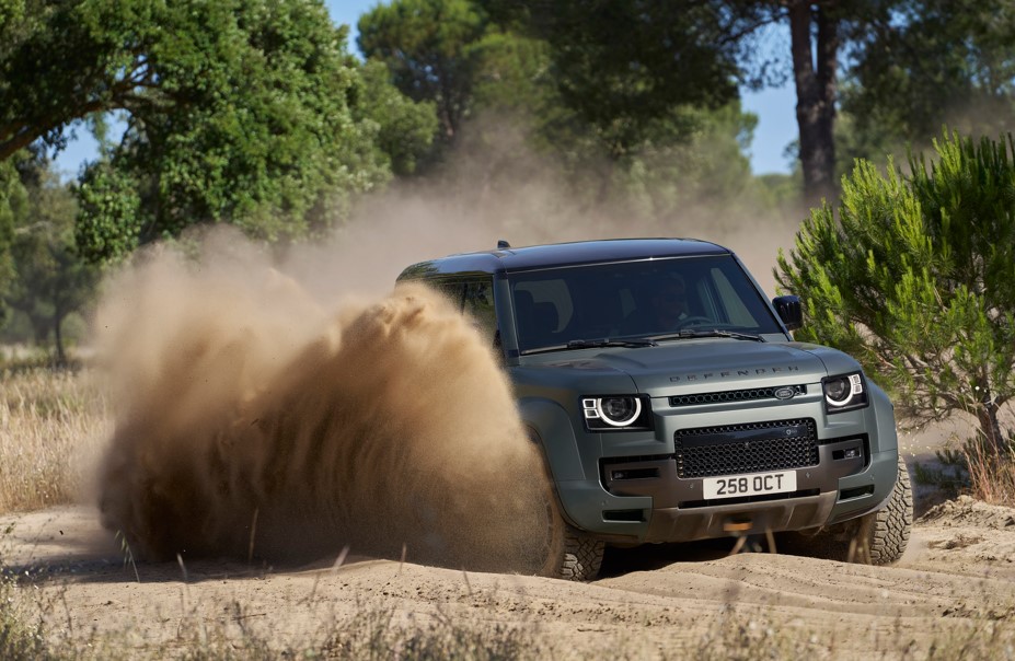 JLR Hadirkan New Defender OCTA, Tawarkan Performa Ekstrim di Jalan Raya