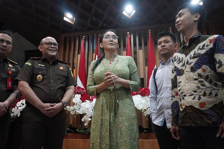 Rieke Mencari Keadilan Dini di Kejati Jatim