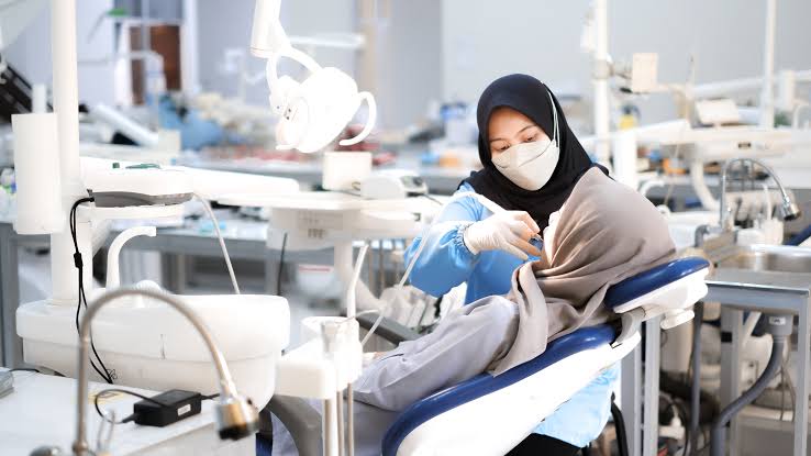 Kesehatan Gigi Masyarakat Indonesia: Antara Kebutuhan dan Ketersediaan Dokter Gigi