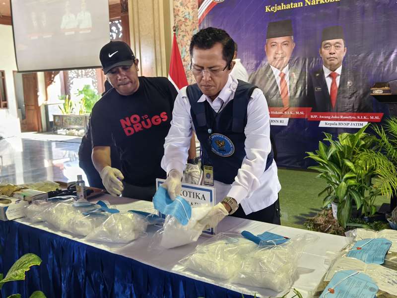 BNNP Jatim Musnahkan 17,4 Kg Sabu dan Ganja, 5 Tersangka Diamankan