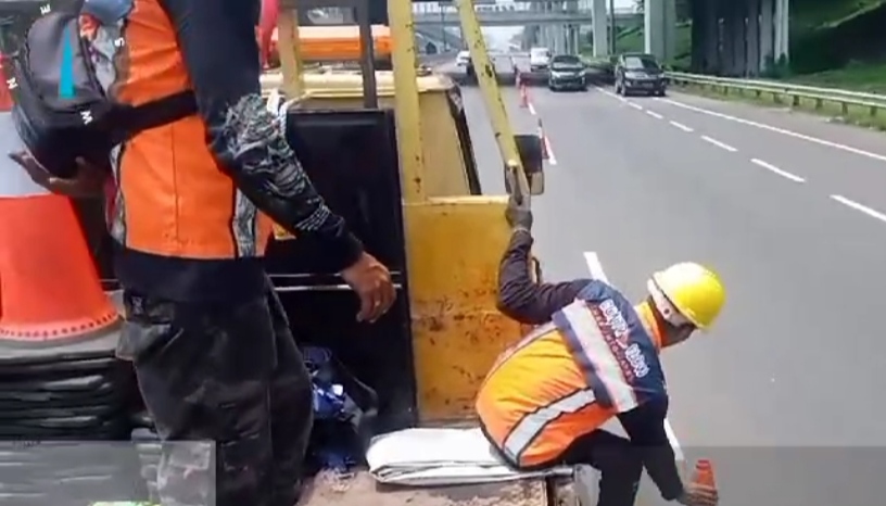Evakuasi Kecelakaan 3 Kendaraan di KM 58 Tol Jakarta Cikampek Selesai, Contraflow Kembali Diberlakukan