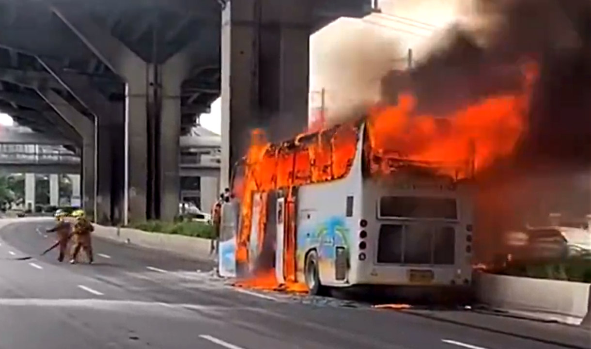 Puluhan Siswa Tewas Terbakar Dalam Bus di Thailand, Pecah Ban Disinyalir Penyebab Terjadinya Tabrakan  