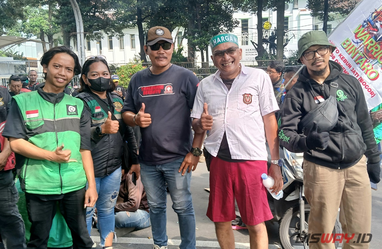 Nyentrik, Ojol Asal Cirebon Demo di Monas Pakai Seragam SD, Ngeluh Penghasilannya Kian Menipis