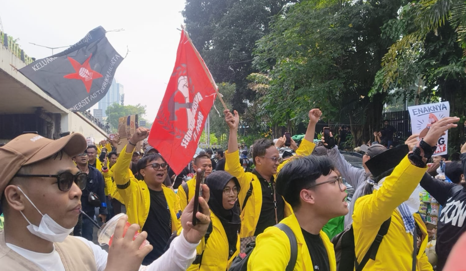 Gelombang Mahasiswa Mulai Bergerak ke DPR, Pakai Almamater Kuning Universitas Terbuka