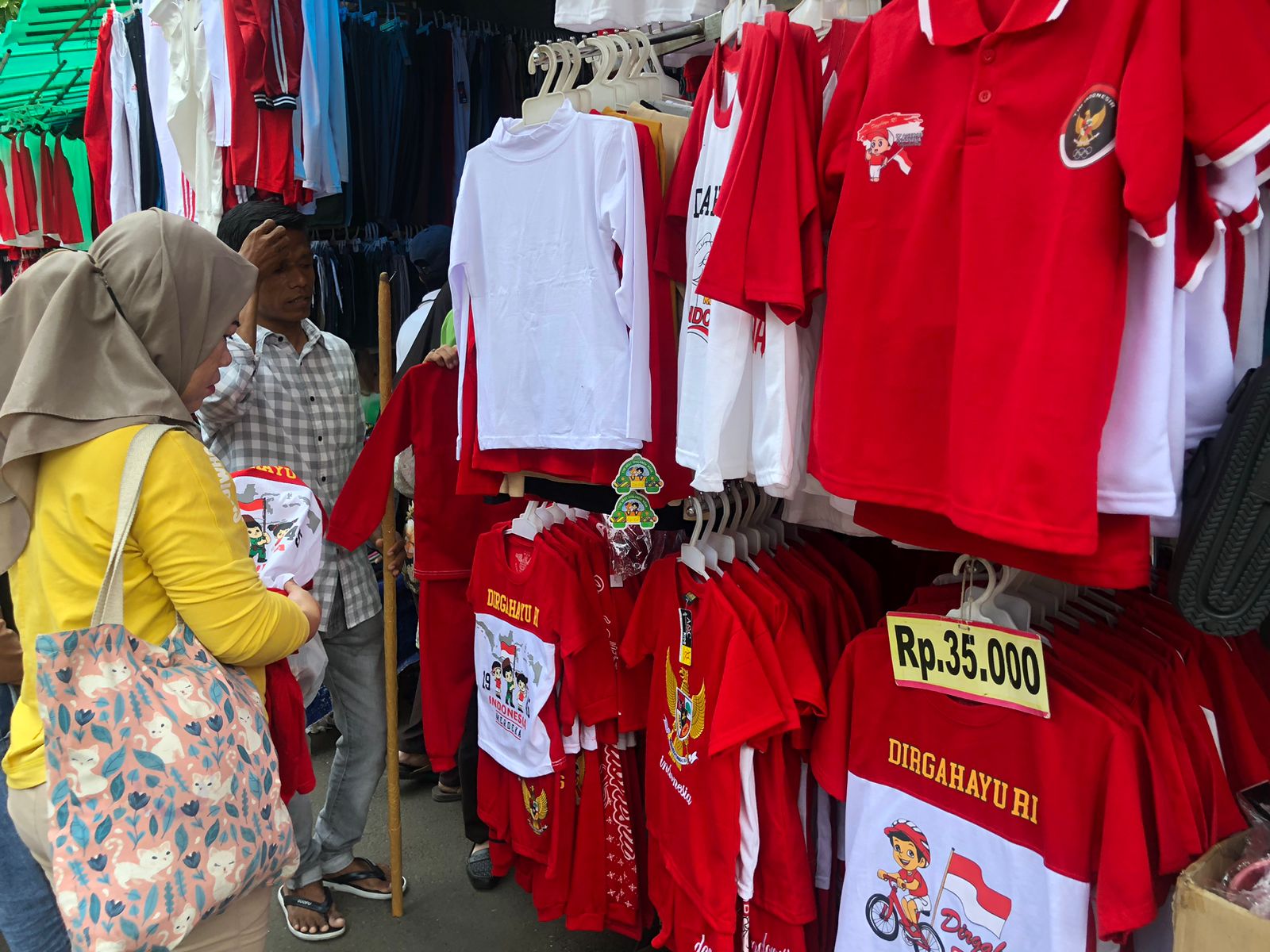 Murah! Baju Nuansa Merah Putih Spesial Kemerdekaan Mulai Rp35 Ribuan di Pasar Jatinegara