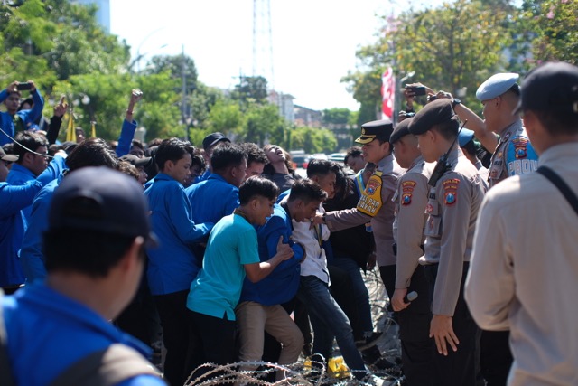 Wali Kota Surabaya Dinilai Gagal Urus Limbah Sampah, PMII Terobos Pagar Besi Polisi di Balai Kota