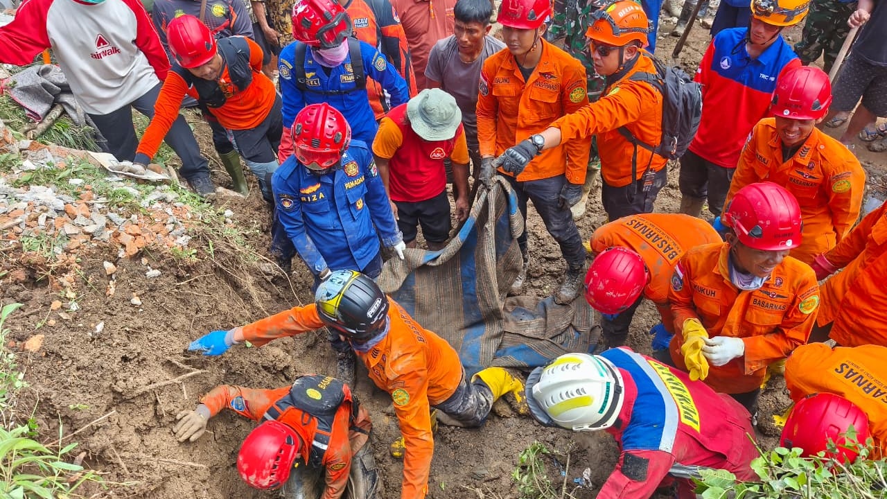 Tim SAR Gabungan Temukan Lima Korban Longsor di Trenggalek