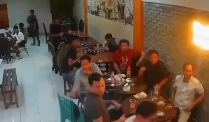 Apes Remaja di Makassar Serang Warung Kopi, Eh Rombongan Polisi Lagi Nongkrong di Dalam, Nasibnya Gimana?