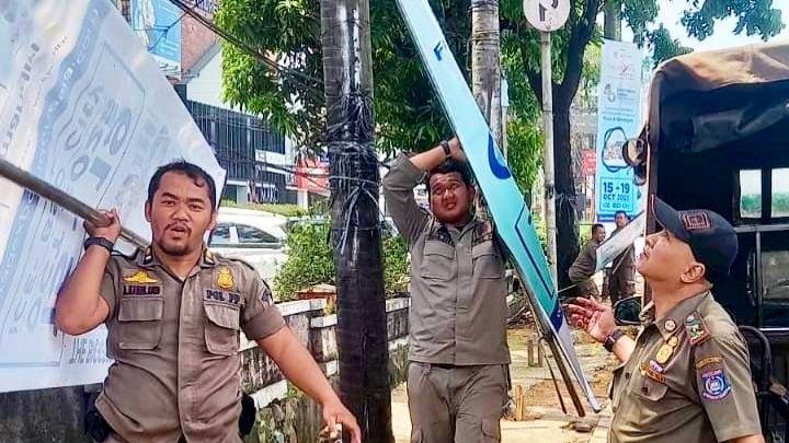 Satpol PP Tangsel Tertibkan 37 Reklame Ilegal di Alam Sutera dan Bintaro
