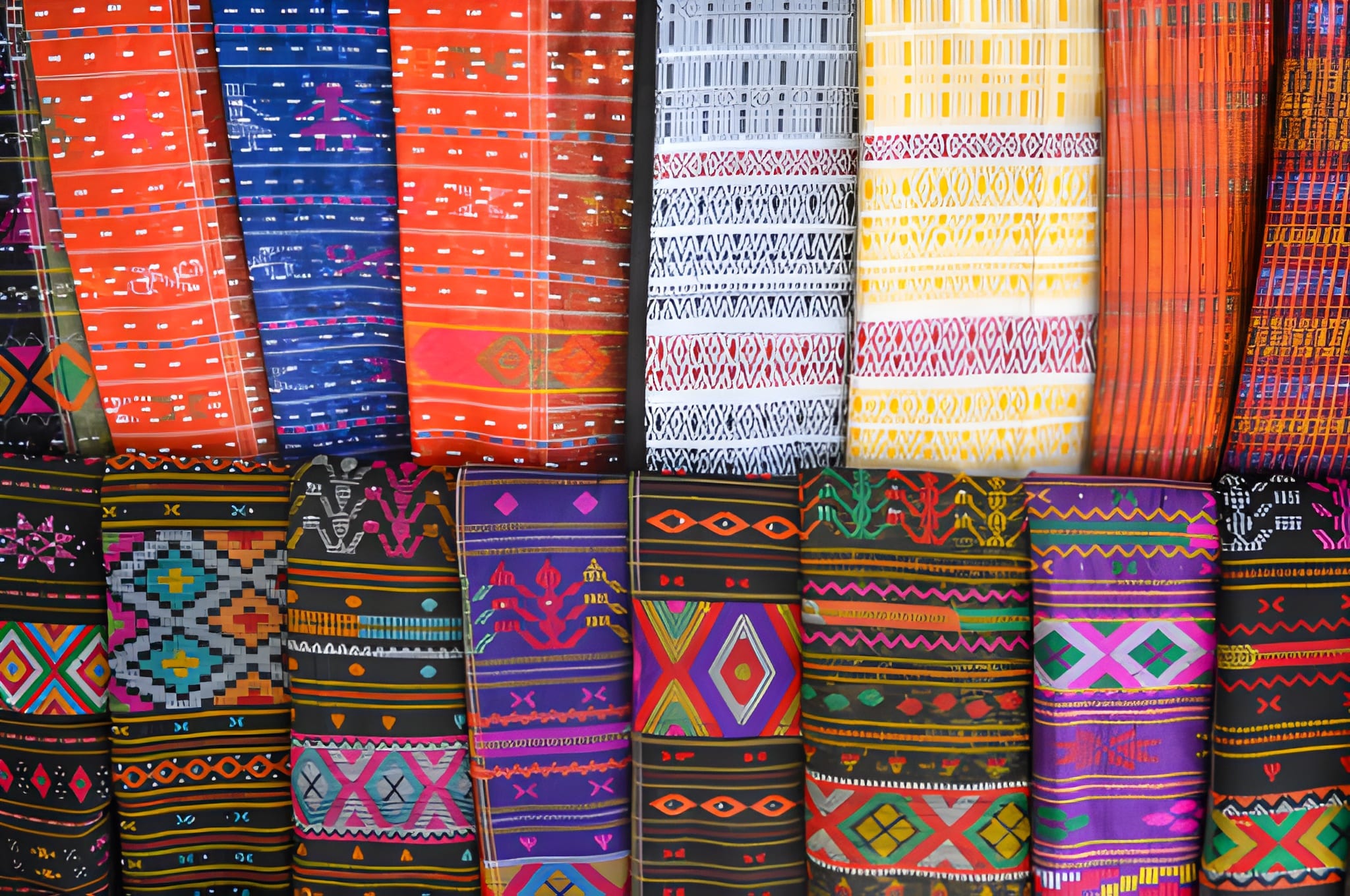 Mengenal Filosofi Kain Tradisional Indonesia: dari Batik, Tenun, hingga Lurik