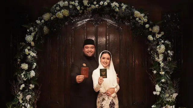 Pamer Buku Nikah dan Rayakan 1 Tahun Pernikahan, Begini Perjalanan Cinta Cita Citata-Didi Mahardika