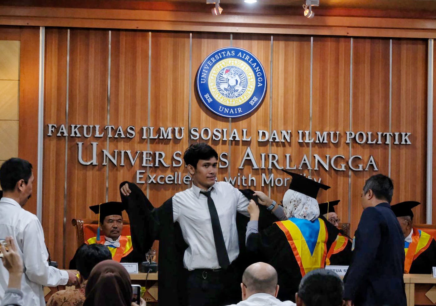 Angkat Pengaruh Konfusianisme dalam Kebijakan Luar Negeri Tiongkok, Probo Raih Gelar Doktor di Usia 30 Tahun