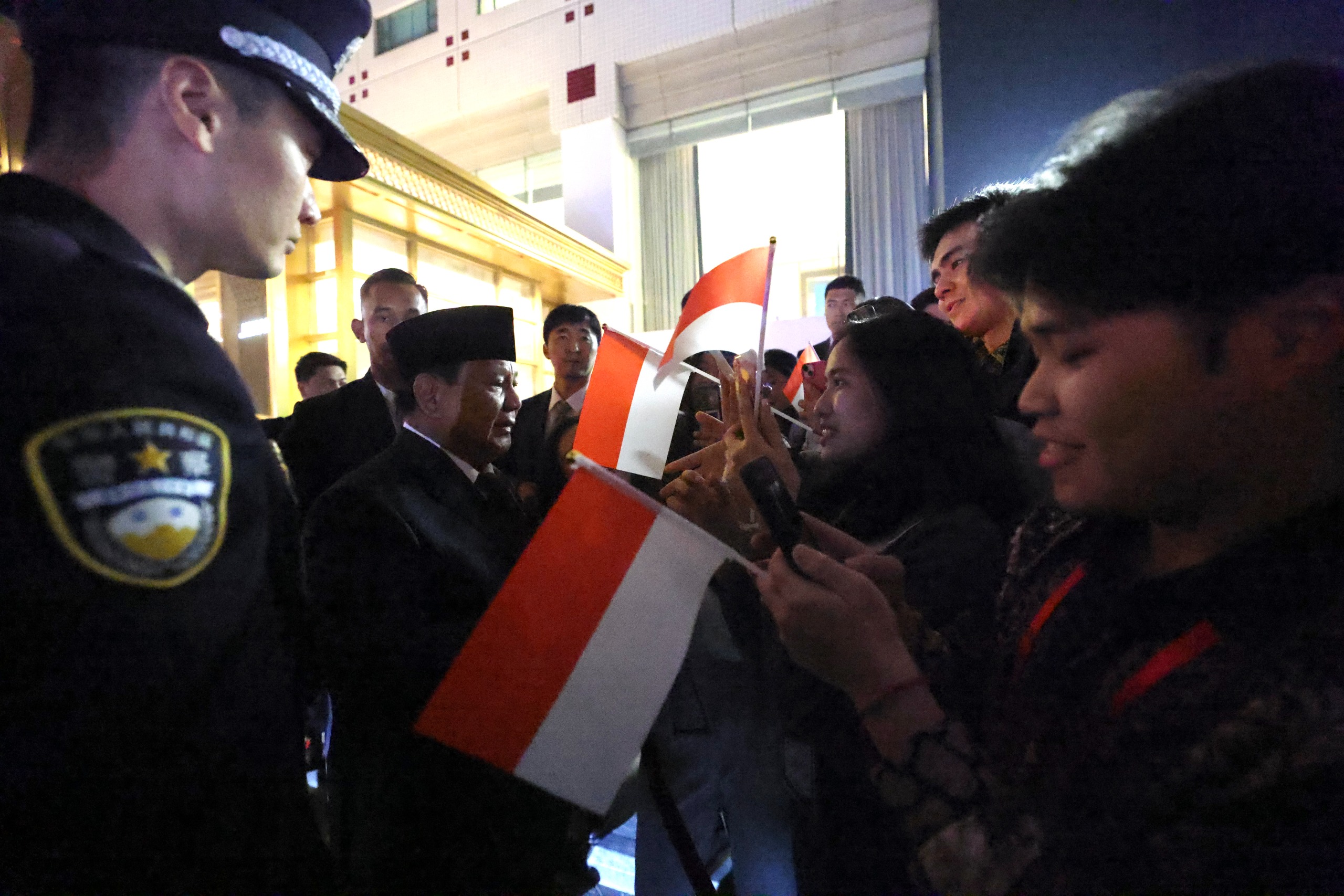 Prabowo Tiba di Beijing, Mahasiswa RI Sambut Antusias di Depan Hotel, Minta Foto Bersama