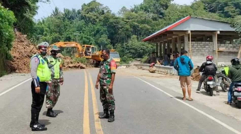 Longsor Tutup Akses Menuju Geopark Ciletuh Tertutup, 2 Pemotor dan 1 Mobil Box Tertimpa Runtuhan Longsor