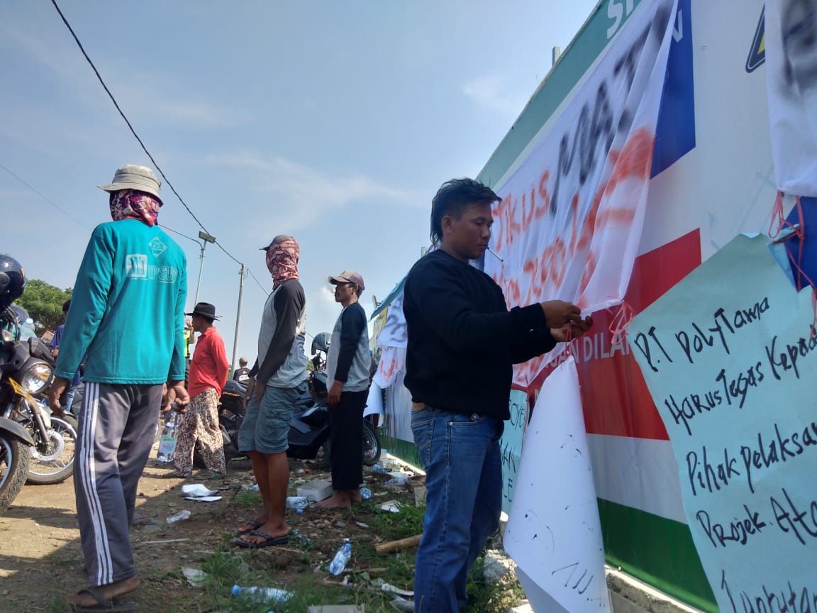 Warga Demo PT Polytama Propindo. Ada Apa?