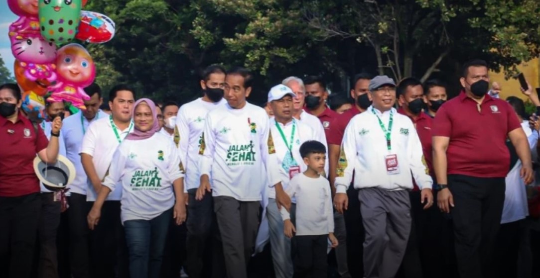 Jokowi dan Cucu di Barisan Terdepan Jalan Sehat Menuju 1 Abad NU di Surakarta 