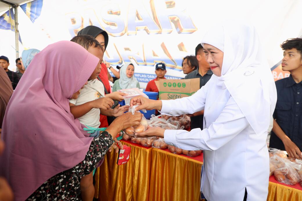 Gubernur Khofifah Gelar Pasar Murah di Gresik dengan Berbagi Bendera Merah 
