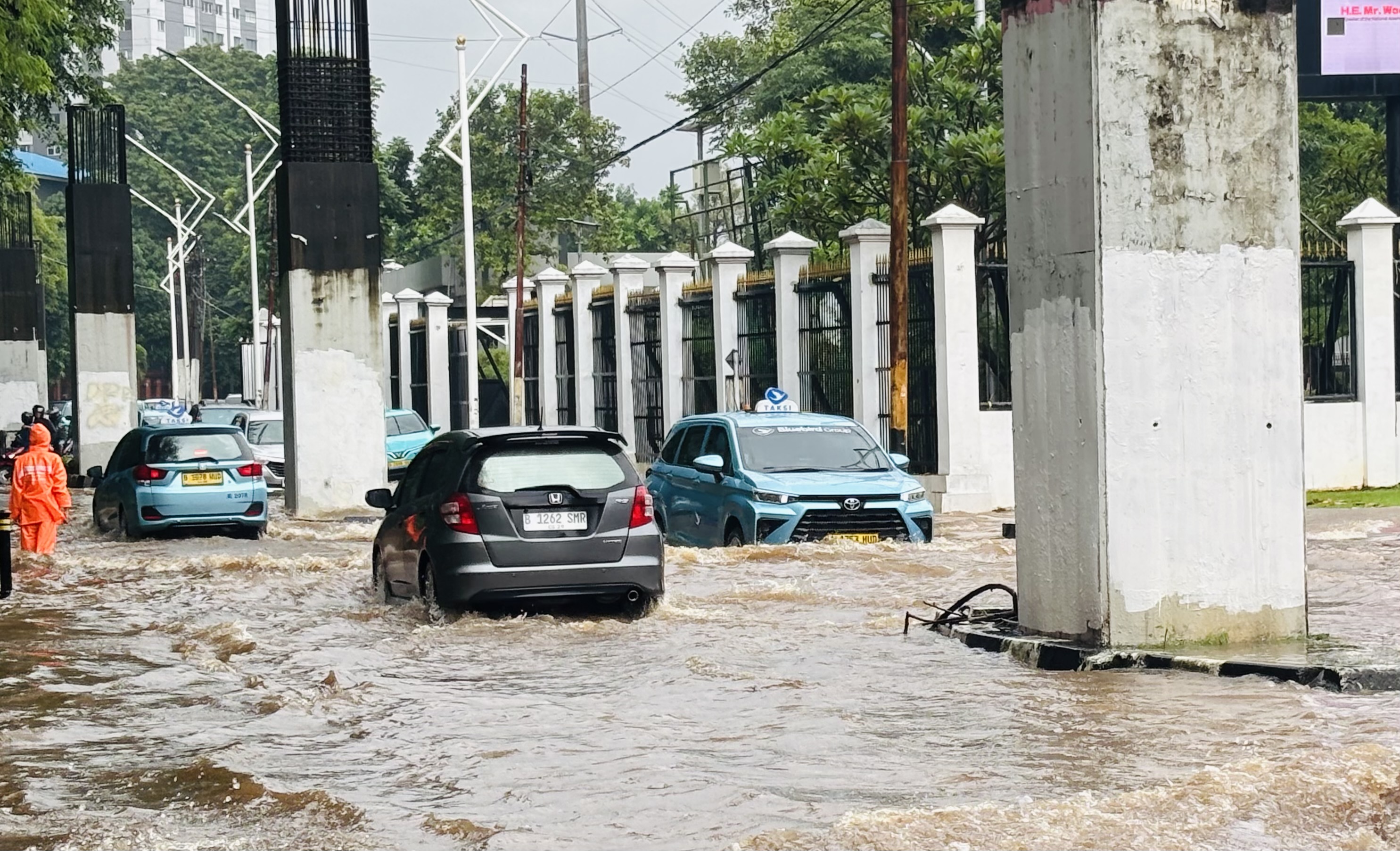 Banjir Jakarta Kepung Senayan, Belakang Gedung DPR Tergenang 70 Centimeter