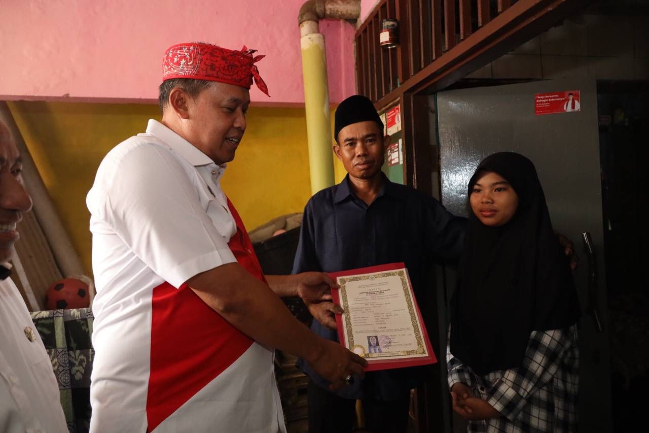 Ijazah Ditahan Sekolah 1 Tahun, Pelajar di Bekasi Mengadu ke Tri Adhianto, Langsung Ditebus !