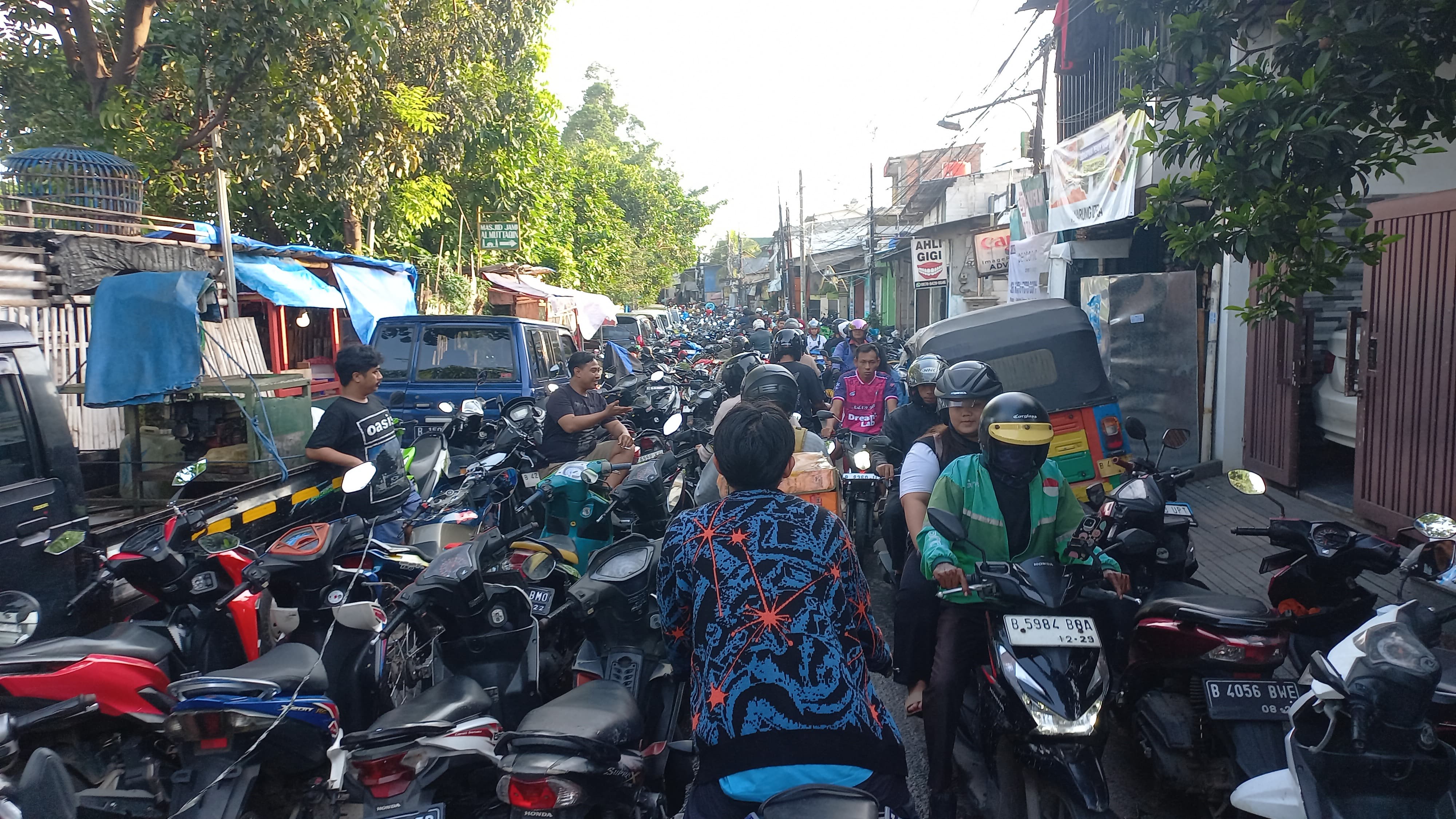 Kembangan Baru Semrawut, Jadi Parkiran Motor Dadakan Imbas Banjir Rendam Rawa Buaya