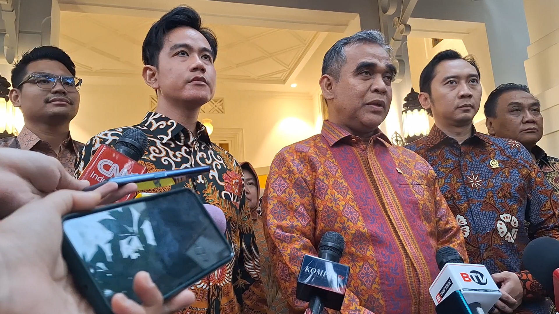 Gibran Terima Undangan Pelantikan Presiden dan Wakil Presiden dari MPR RI