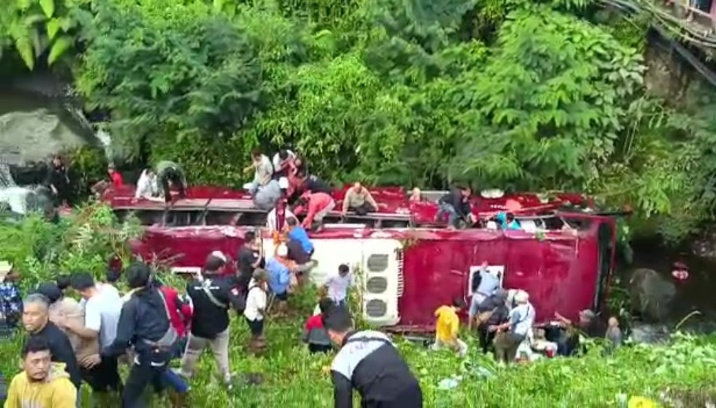 Satu Korban Meninggal dalam Kecelakaan Bus Pengajian Terbalik di Guci