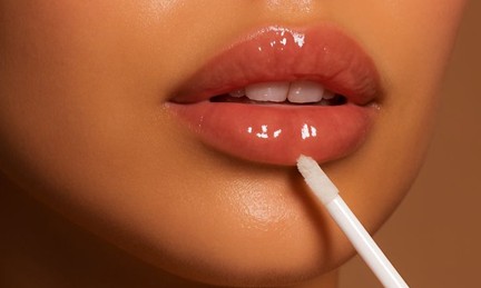 Glassy Lips Look, Sentuhan Makeup Simpel untuk Tampil Fresh