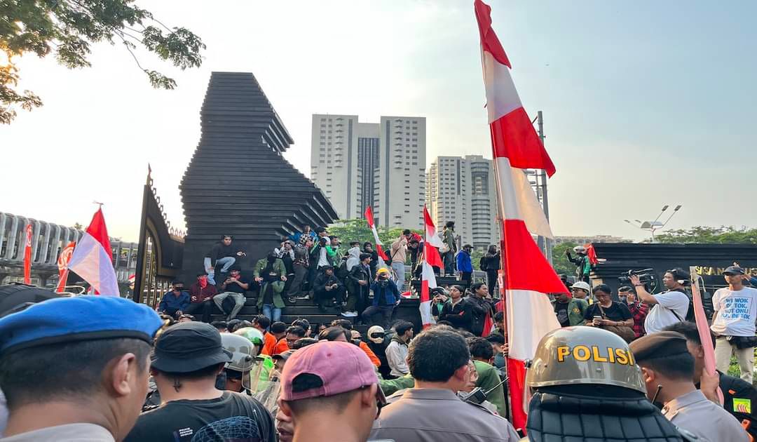 Aksi Demo di Jakarta Berlanjut, Mahasiswa Dobrak Gerbang Polda Metro Jaya