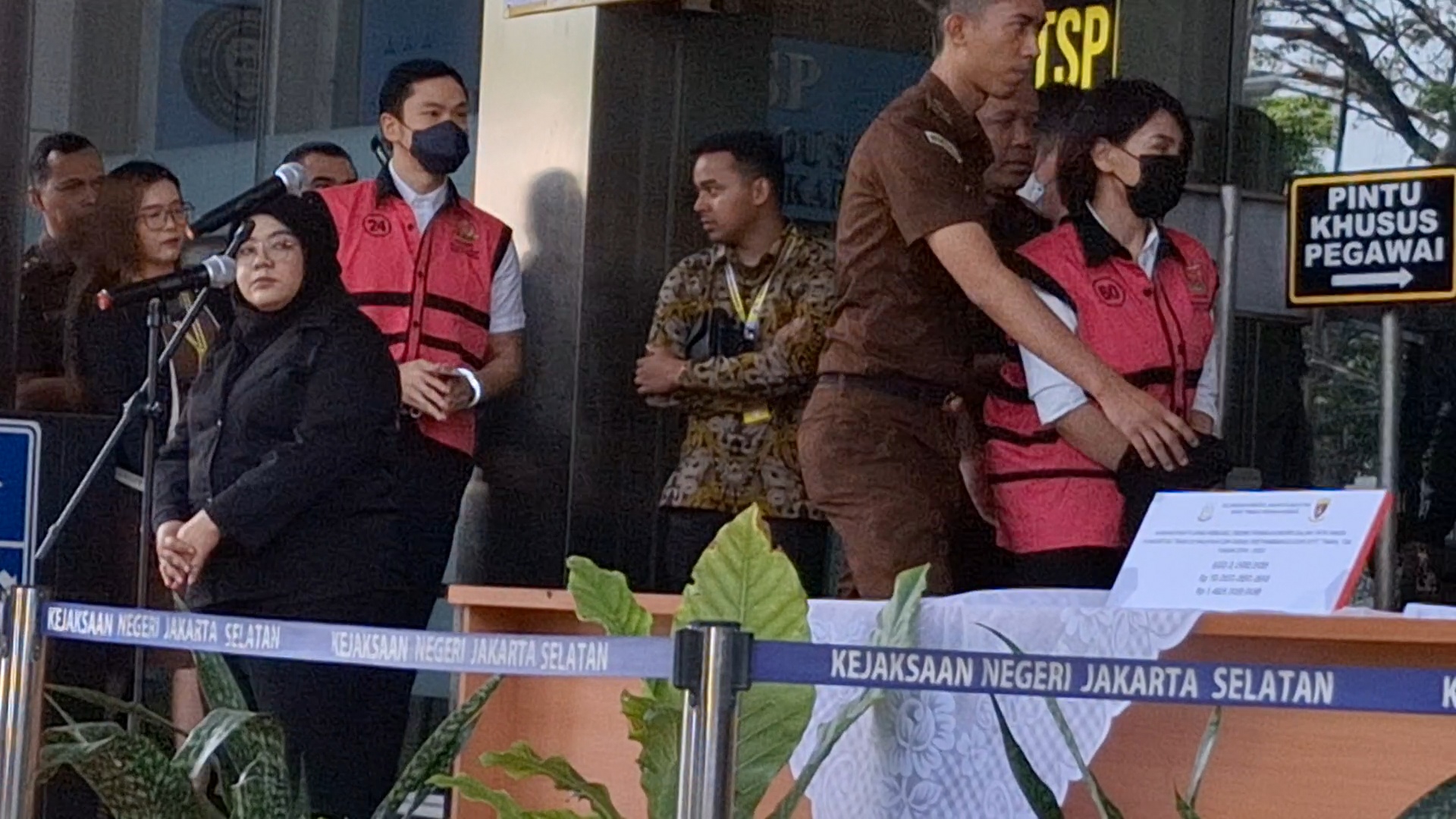 Penampakan Harvey Moeis dan Helena Lim Dilimpahkan ke Kejari Jakarta Selatan